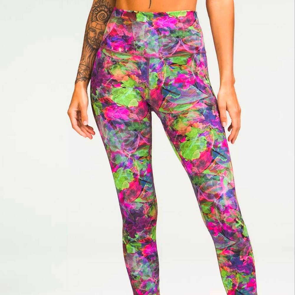 Lululemon pink floral 25' Wunder Train